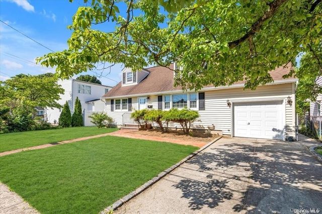 1002 Eglon Court, North Merrick, NY 11566