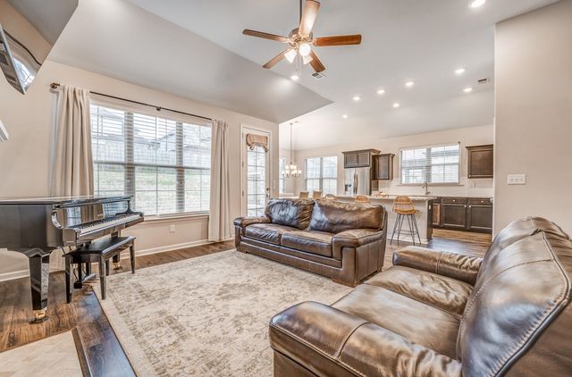 360 WHISPERING CREEK DR, Oakland, TN 38060