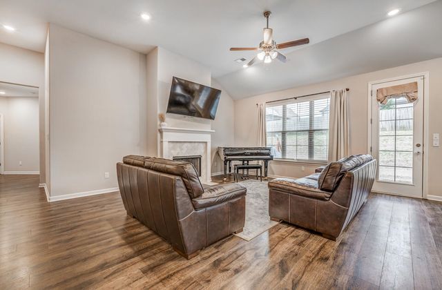 360 WHISPERING CREEK DR, Oakland, TN 38060