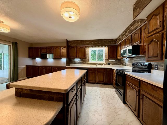 5012 Tressa Drive, Lansing City, MI 48910