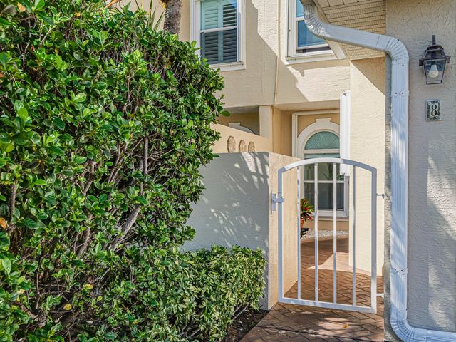 3223 S Lakeview Circle 20-8, Hutchinson Island, FL 34949