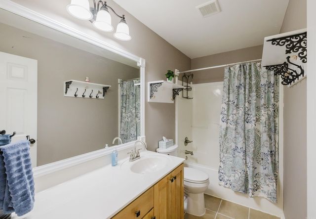 1202 Oxford Ave, Benton, AR 72019