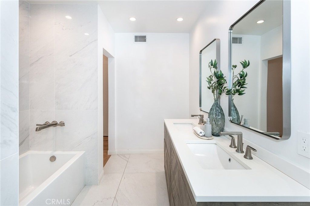 Image 11 of property listing at 12030 Valleyheart 104, Studio City, CA 91604