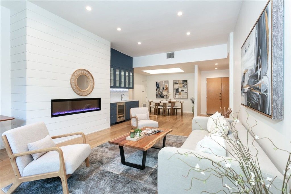 Image 2 of property listing at 12030 Valleyheart 104, Studio City, CA 91604
