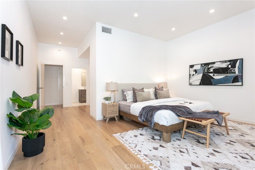 Image 7 of property listing at 12030 Valleyheart 104, Studio City, CA 91604