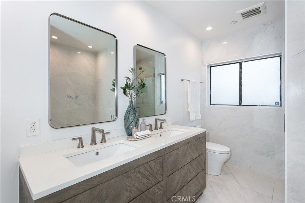 Image 9 of property listing at 12030 Valleyheart 104, Studio City, CA 91604