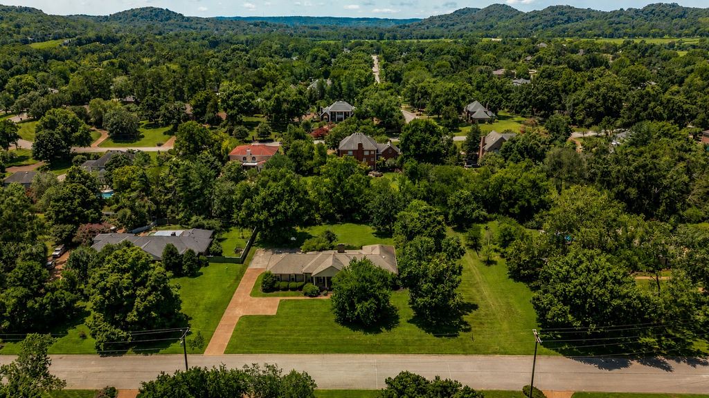 6372 Chickering Cir, Nashville, TN 37215