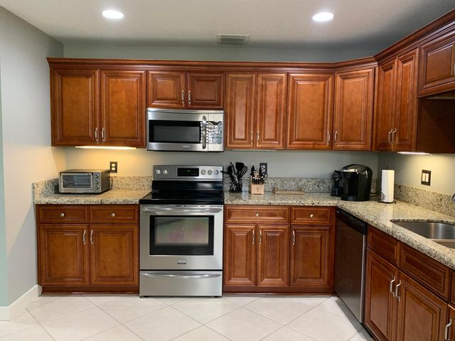 10667 Lake Shore Drive, Wellington, FL 33414