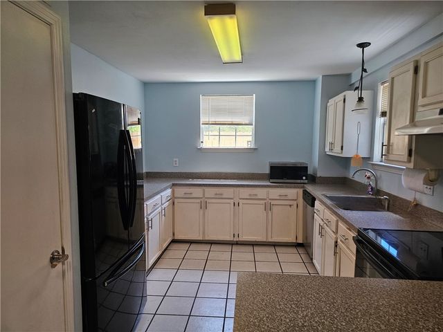 527 Steart St, Rockport, TX 78382