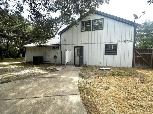 527 Steart St, Rockport, TX 78382