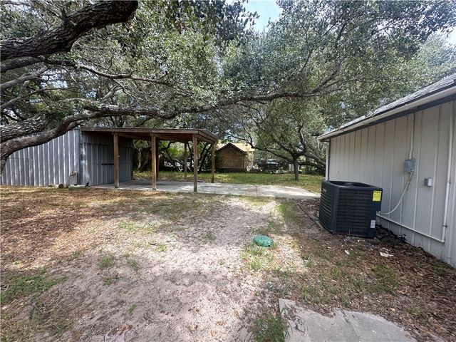 527 Steart St, Rockport, TX 78382