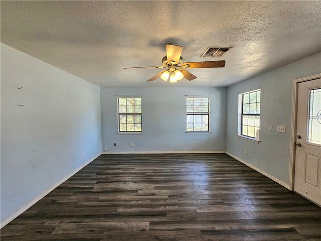 527 Steart St, Rockport, TX 78382