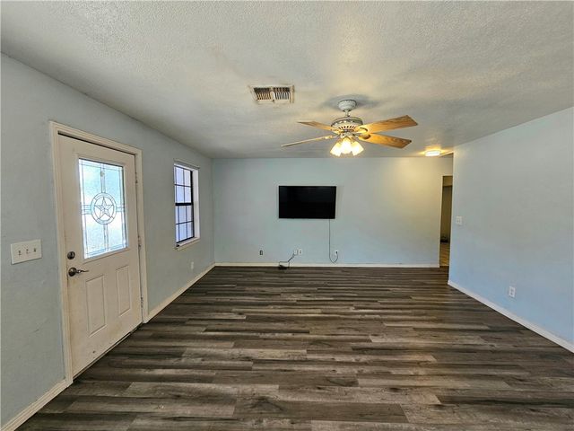 527 Steart St, Rockport, TX 78382