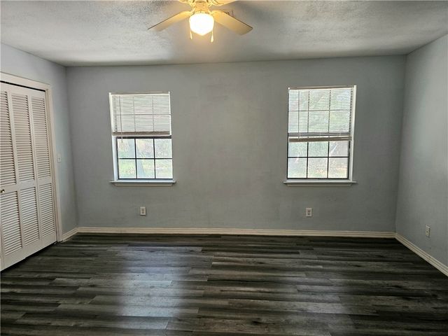527 Steart St, Rockport, TX 78382