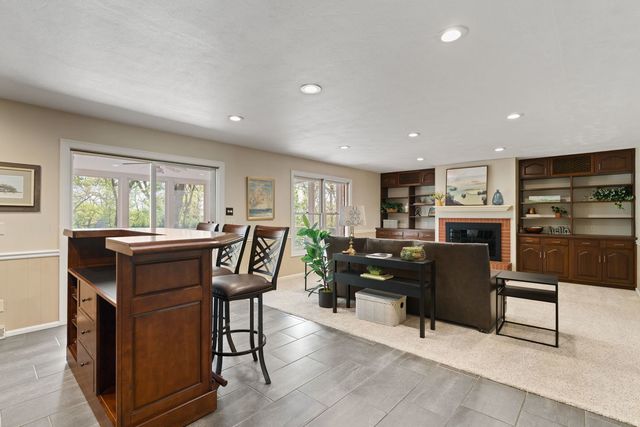 1220 38th Avenue Court, Rock Island, IL 61201