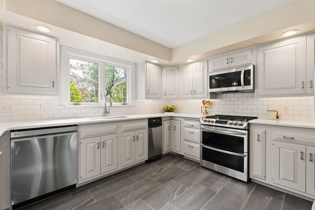 1220 38th Avenue Court, Rock Island, IL 61201