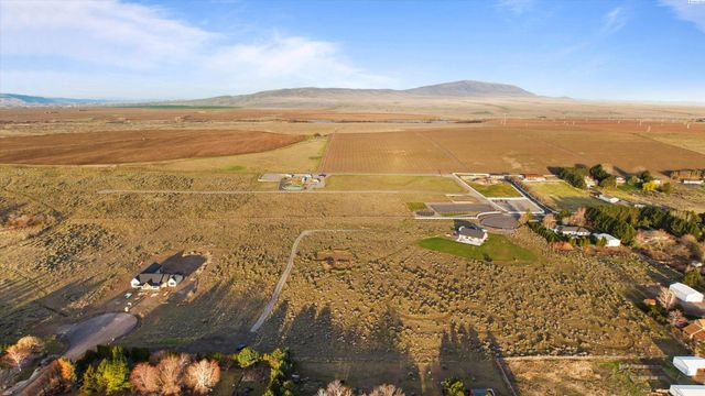 E Carel Ln, West Richland, WA 99353