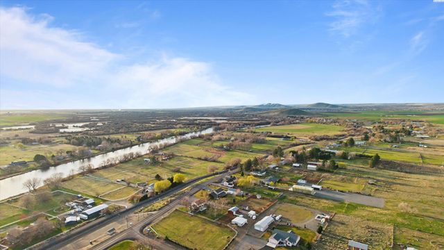 E Carel Ln, West Richland, WA 99353