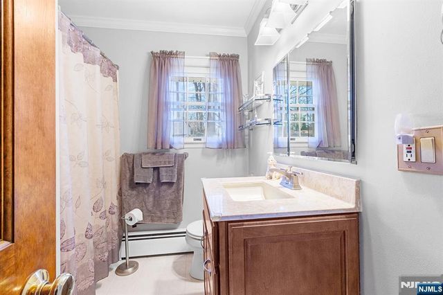 69 Hilltop Terrace, Bloomingdale, NJ 07403