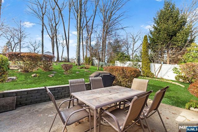 69 Hilltop Terrace, Bloomingdale, NJ 07403