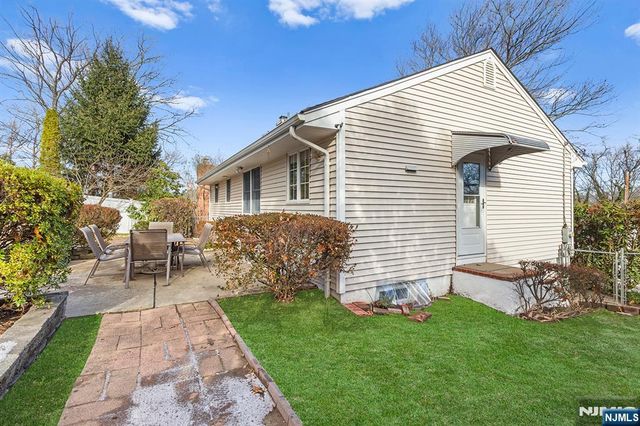 69 Hilltop Terrace, Bloomingdale, NJ 07403