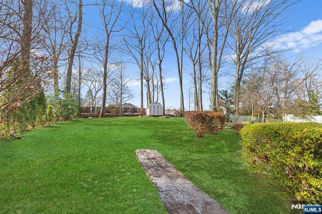 69 Hilltop Terrace, Bloomingdale, NJ 07403