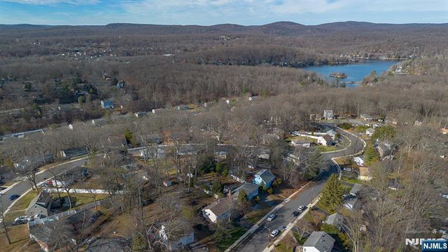 69 Hilltop Terrace, Bloomingdale, NJ 07403