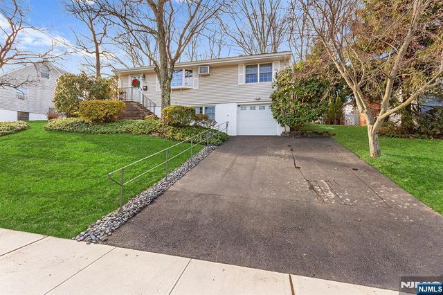 69 Hilltop Terrace, Bloomingdale, NJ 07403