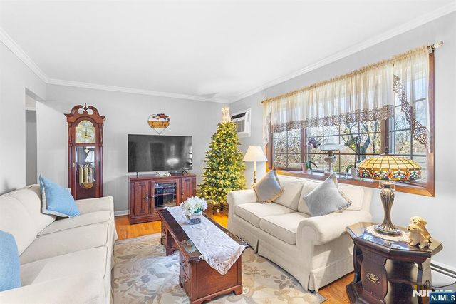 69 Hilltop Terrace, Bloomingdale, NJ 07403