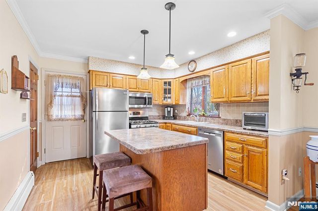 69 Hilltop Terrace, Bloomingdale, NJ 07403