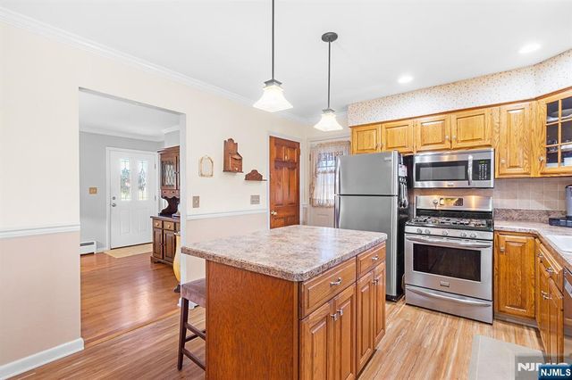 69 Hilltop Terrace, Bloomingdale, NJ 07403