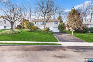 69 Hilltop Terrace, Bloomingdale, NJ 07403