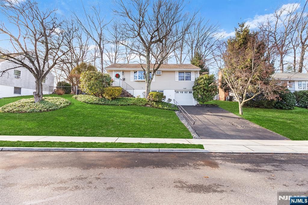 69 Hilltop Terrace, Bloomingdale, NJ 07403