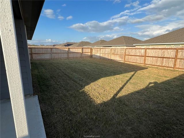 2427 Dog Leg Lane, Navasota, TX 77868