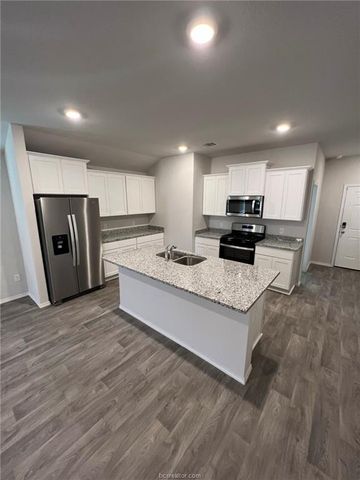 2427 Dog Leg Lane, Navasota, TX 77868