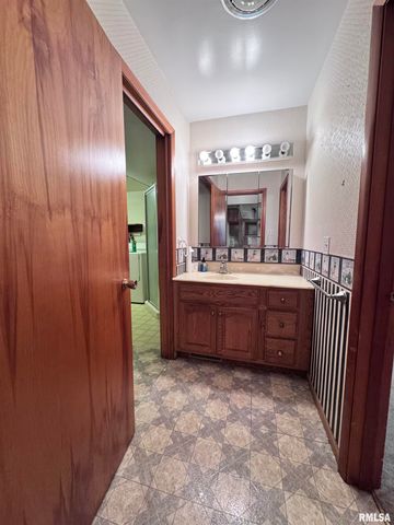 497 WALNUT Street, Bushnell, IL 61422