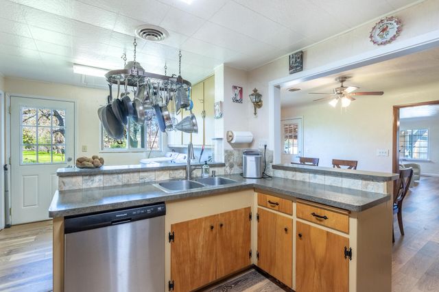 2521 Radio Lane, Redding, CA 96001