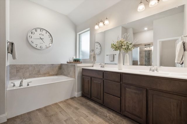 5600 Log Cabin Court, Midlothian, TX 76065
