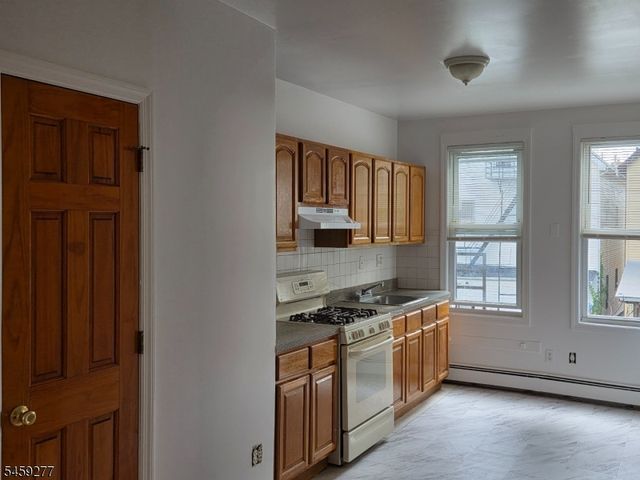 554 Franklin St, Elizabeth City, NJ 07206
