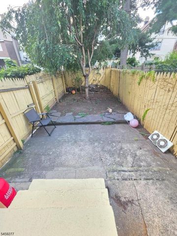 554 Franklin St, Elizabeth City, NJ 07206