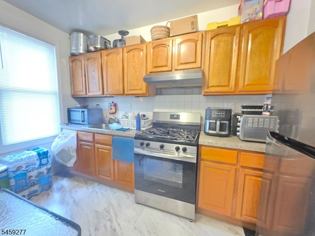 554 Franklin St, Elizabeth City, NJ 07206