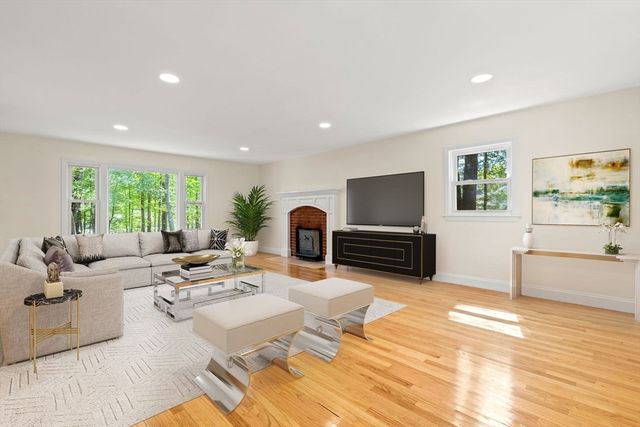 17 Carlisle Rd, Westford, MA 01886