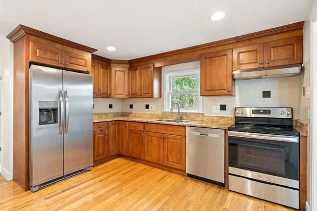 17 Carlisle Rd, Westford, MA 01886