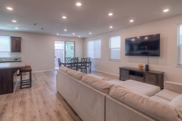 5025 Whirlabout St, Roseville, CA 95747