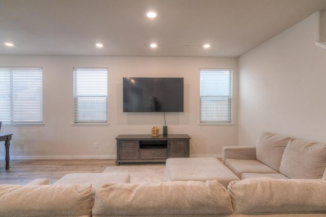 5025 Whirlabout St, Roseville, CA 95747