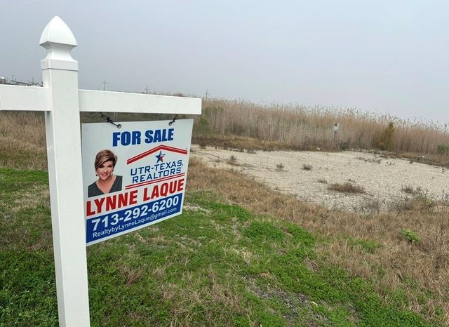 1064 Beach Front Drive, Gilchrist, TX 77617