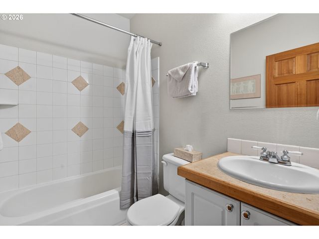 2448 Se YAMHILL St, Portland, OR 97214