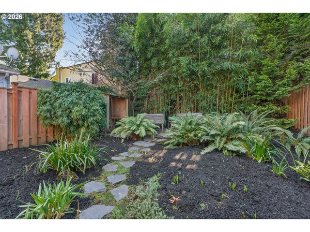 2448 Se YAMHILL St, Portland, OR 97214