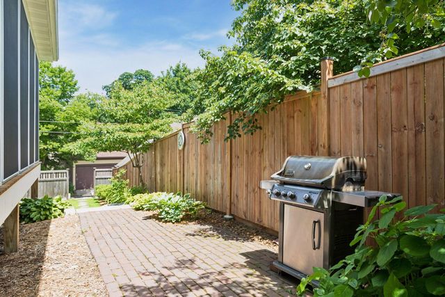 1045 Van Slyke Avenue, Saint Paul, MN 55103