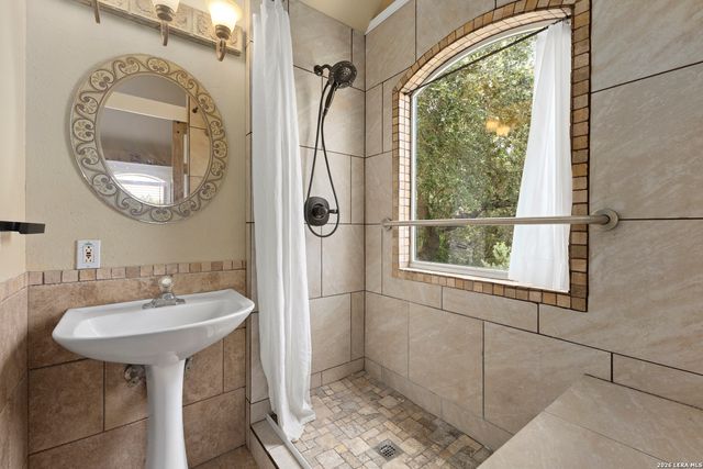136 LAKERIDGE LOOP, Lakehills, TX 78063